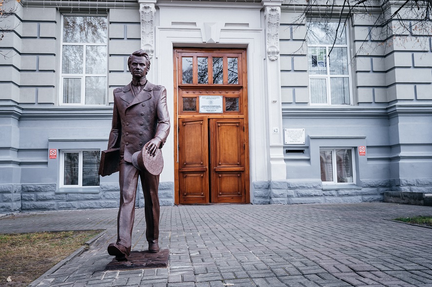 Томский. Памятник студенту в Томске. Памятник голодному студенту Томск. Памятник студенту Политехнику. 2 Корпус ТПУ статуи.